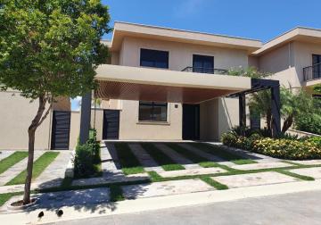 Casa a venda em condomínio com 3 suítes e piscina Vila do Golf