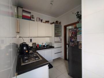 Apartamento no Jardim Botânico, 02 dormitórios com armários planejados sendo 01 suite.