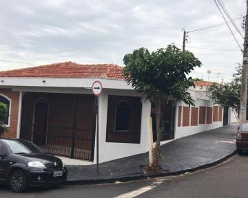 Casa térrea de esquina com 03 dormitórios, área  mista.