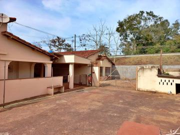 Chácara na Av. Bandeirantes com 2.700m² de área útil, com 02 casas, quintal, piscina.