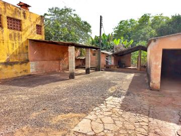 Chácara na Av. Bandeirantes com 2.700m² de área útil, com 02 casas, quintal, piscina.