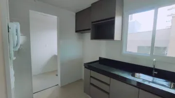 Apartamento à venda com 2 dormitórios e varanda goumert no Jd. Irajá.