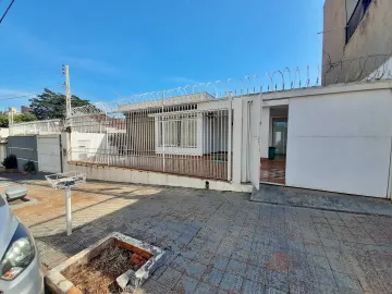 Casa térrea no Bairro Jd. Macedo, uso misto, com 03 dormitórios sendo 02 suites e 04 vagas de garagem.