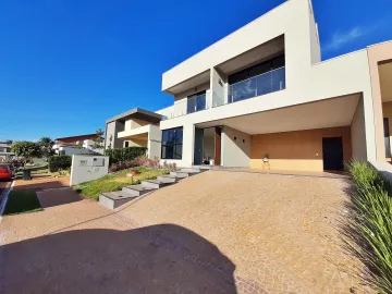 Sobrado no Bairro Vila do Golf em condomínio com 03 suites, armários planejados, escritório, varanda gourmet, churraqueira e piscina.