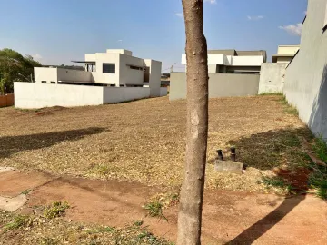 Terreno em condomínio no  Bairro San Marco com 251 m² de ilha, plano.