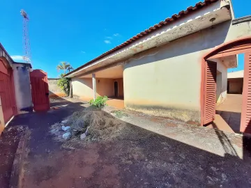 Casa Térrea no Bairro Jd. Palma Travassos com 04 dormitórios com armários planejados sendo 02 suites, 04 vagas de garagem, churrasqueira.