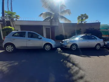 Casa no Bairro Jd. São Luiz, térrea , 03 suites com armários planejados, 03 vagas de garagem, piscina.