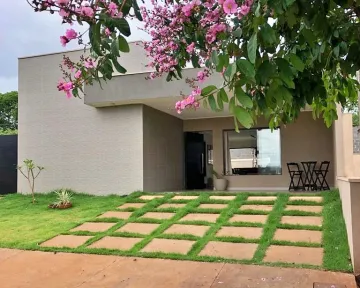 Casa térrea em condomínio  fechado , 03 dormitórios sendo 01suíte, armários planejados, piscina e churrasqueira.