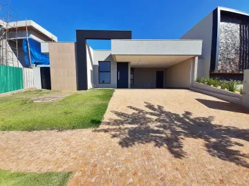 Casa térrea em condomínio no Bairro Quinta dos Ventos , 03 suítes  com armários planejados, piscina e churrasqueira.