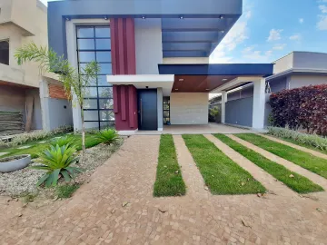 Casa térrea em condomínio  fechado Bairro Quinta dos Ventos,  03 suítes com armários planejados, piscina varanda gourmet com  churrasqueira, 04 vagas de garagem.