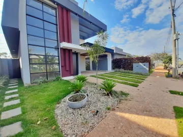 Casa térrea em condomínio  fechado Bairro Quinta dos Ventos,  03 suítes com armários planejados, piscina varanda gourmet com  churrasqueira, 04 vagas de garagem.