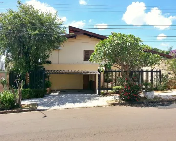 Casa térrea no Bairro Jd. São Luiz com 04 dormitórios sendo 02 suites, sauna, piscina, varanda gourmet com churrasqueira, 04 vagas de garagem.
