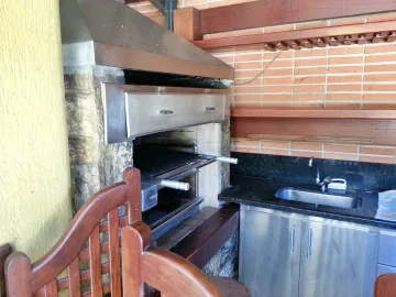 Casa térrea no Bairro Jd. São Luiz com 04 dormitórios sendo 02 suites, sauna, piscina, varanda gourmet com churrasqueira, 04 vagas de garagem.