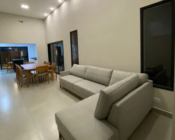 Casa térrea em condomínio, bairro Vila do Golf,  mobiliada com 03 suítes, armários planejados, piscina e churrasqueira.