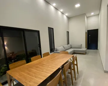 Casa térrea em condomínio, bairro Vila do Golf,  mobiliada com 03 suítes, armários planejados, piscina e churrasqueira.