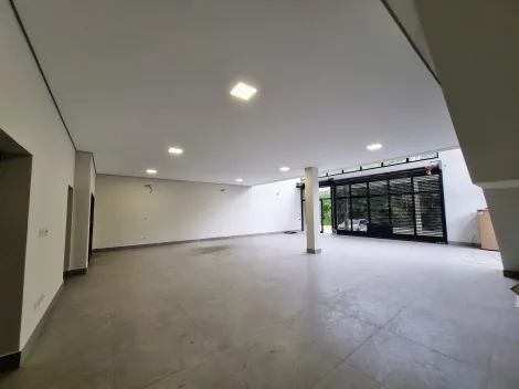 Salão Comercial para locação com 300m² de construção próximo ao Parque Raya