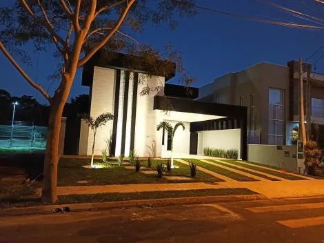 Casa térrea no condomínio Portal da Mata com 3 suítes sendo uma master com hidromassagem e 4 garagens.