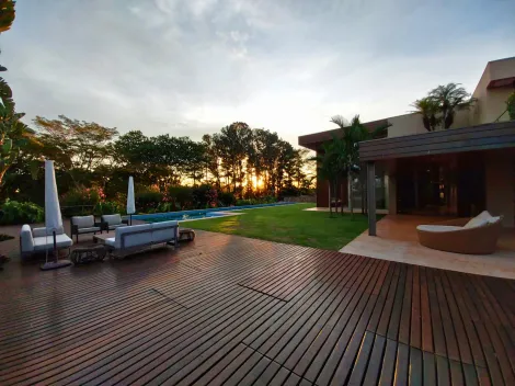 Casa com arquitetura arrojada assinada por Arthur Mattos Casas no alto da Ribeirânia