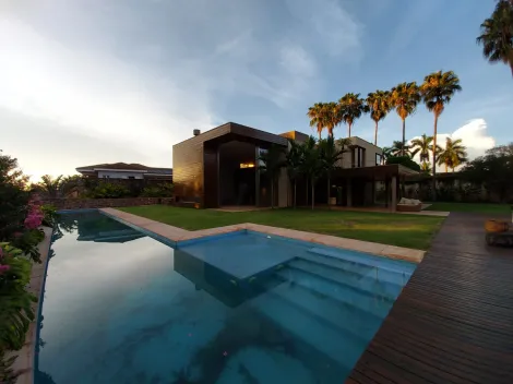 Casa com arquitetura arrojada assinada por Arthur Mattos Casas no alto da Ribeirânia