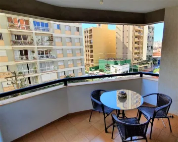 Apartamento no  Bairro Centro da cidade com 03 dormitórios , armários planejados .