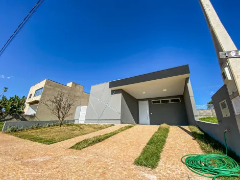 Casa Térrea com Piscina à venda em Condomínio 3 suítes 4 vagas